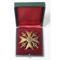 RD4795.)CASED SPANISH CROSS IN GOLD WITH SWORDS