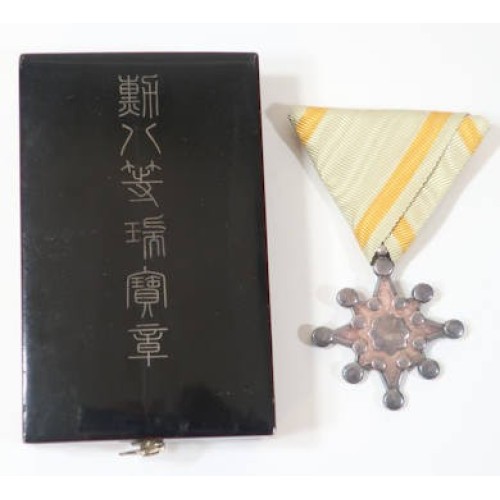 OC4901.)CASED WWII IMPERIAL JAPANESE ORDER OF THE SACRED TREASURE 