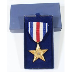 US4904.)BOXED WWII SILVER STAR MEDAL