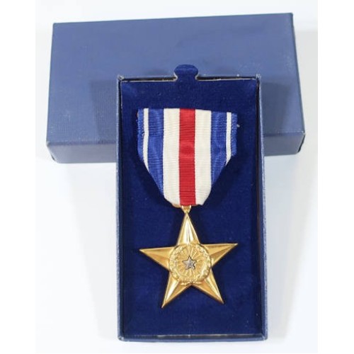 US4904.)BOXED WWII SILVER STAR MEDAL