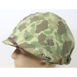 US4908.)WWII M-1 HELMET WITH USMC CAMOUFLAGE COVER