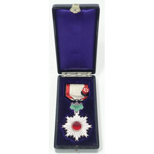 OC4910.)CASED WWII JAPANESE ORDER OF THE RISING SUN