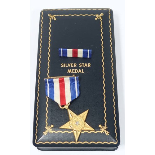 US4913.)CASED WWII SILVER STAR MEDAL