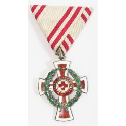 OC4889.)CASED IMPERIAL AUSTRIAN 1914 RED CROSS DECORATION