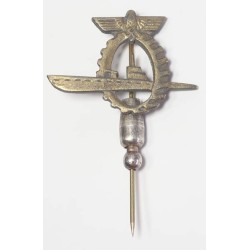 G4824.)GERMAN U-BOAT DOCKYARD WORKERS HONOR BADGE