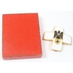 G5008.)CASED GERMAN RED CROSS BREAST CROSS