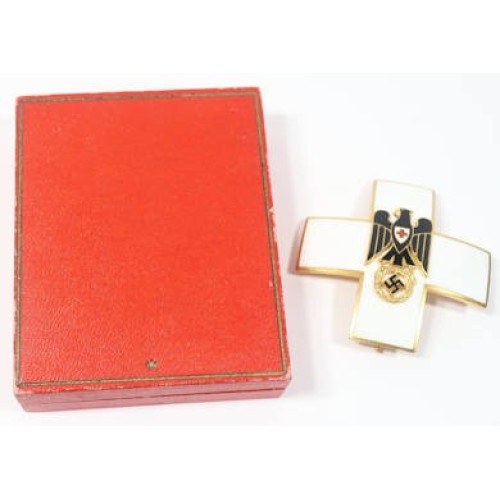 G5008.)CASED GERMAN RED CROSS BREAST CROSS