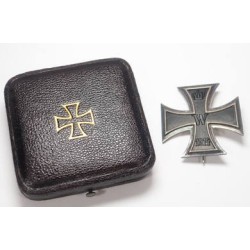 G5013.)CASED 1914 IRON CROSS 1st CLASS