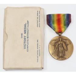 US4132.)WORLD WAR ONE VICTORY MEDAL WITH CARTON