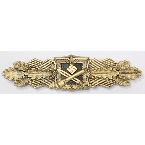 RD4342.)CLOSE COMBAT CLASP IN GOLD