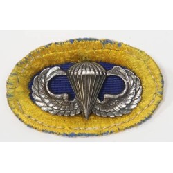 US4397.)WWII PARACHUTE INFANTRY BADGE WITH OVAL BACKING