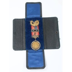 US4399.)CASED SPANISH-AMERICAN WAR VETERAN'S MEDAL