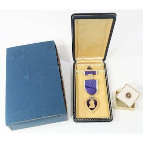 US4665.)CASED AND BOXED WWII PURPLE HEART MEDAL, NAMED KIA