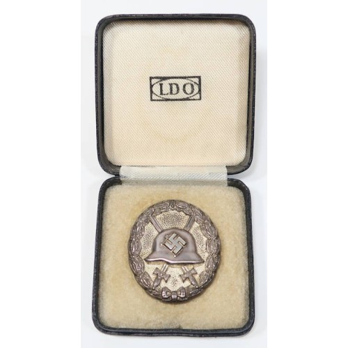 G255.)CASED 1936 SPANISH WOUND BADGE IN SILVER